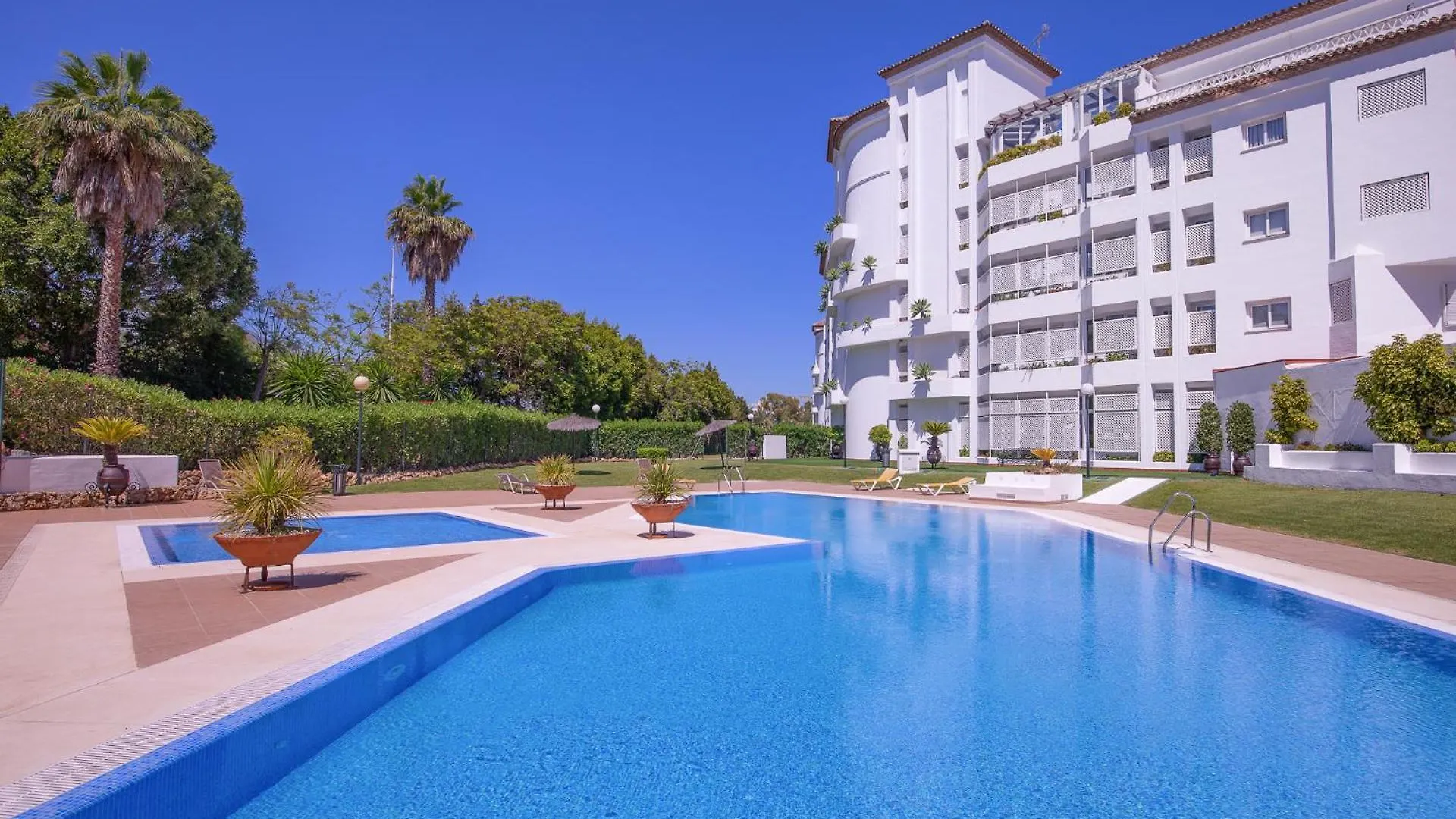 Moderno y luminoso apartamento en Las Gaviotas- Puerto Banús Marbella