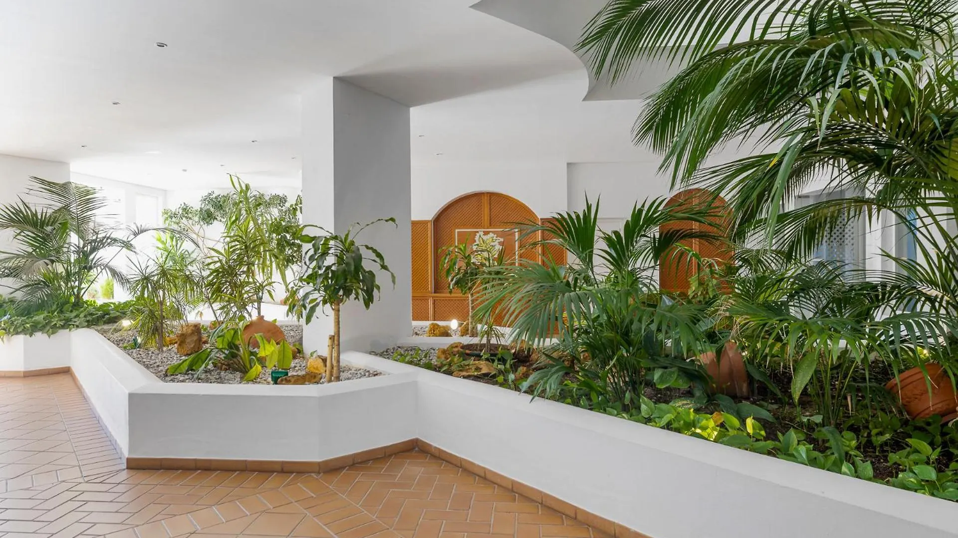 Moderno y luminoso apartamento en Las Gaviotas- Puerto Banús Marbella