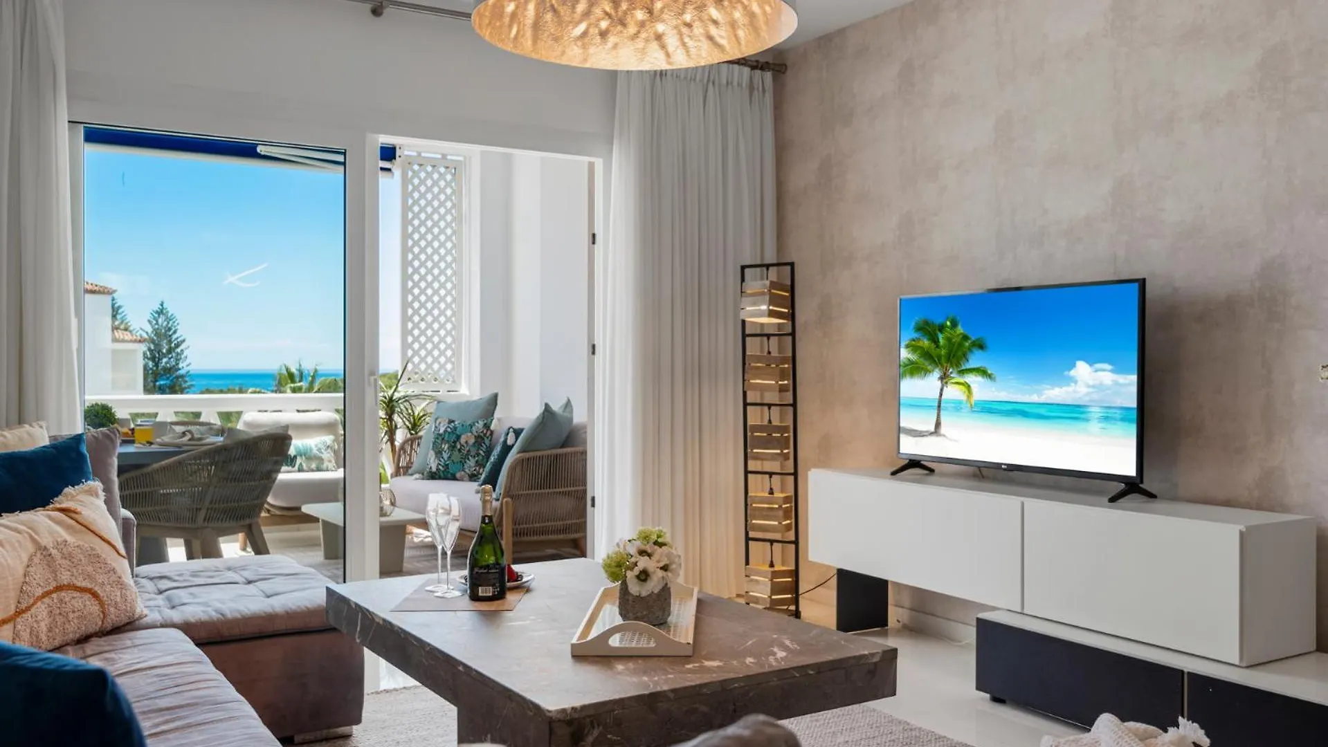 Moderno Y Luminoso Apartamento En Las Gaviotas- Puerto Banus Marbella