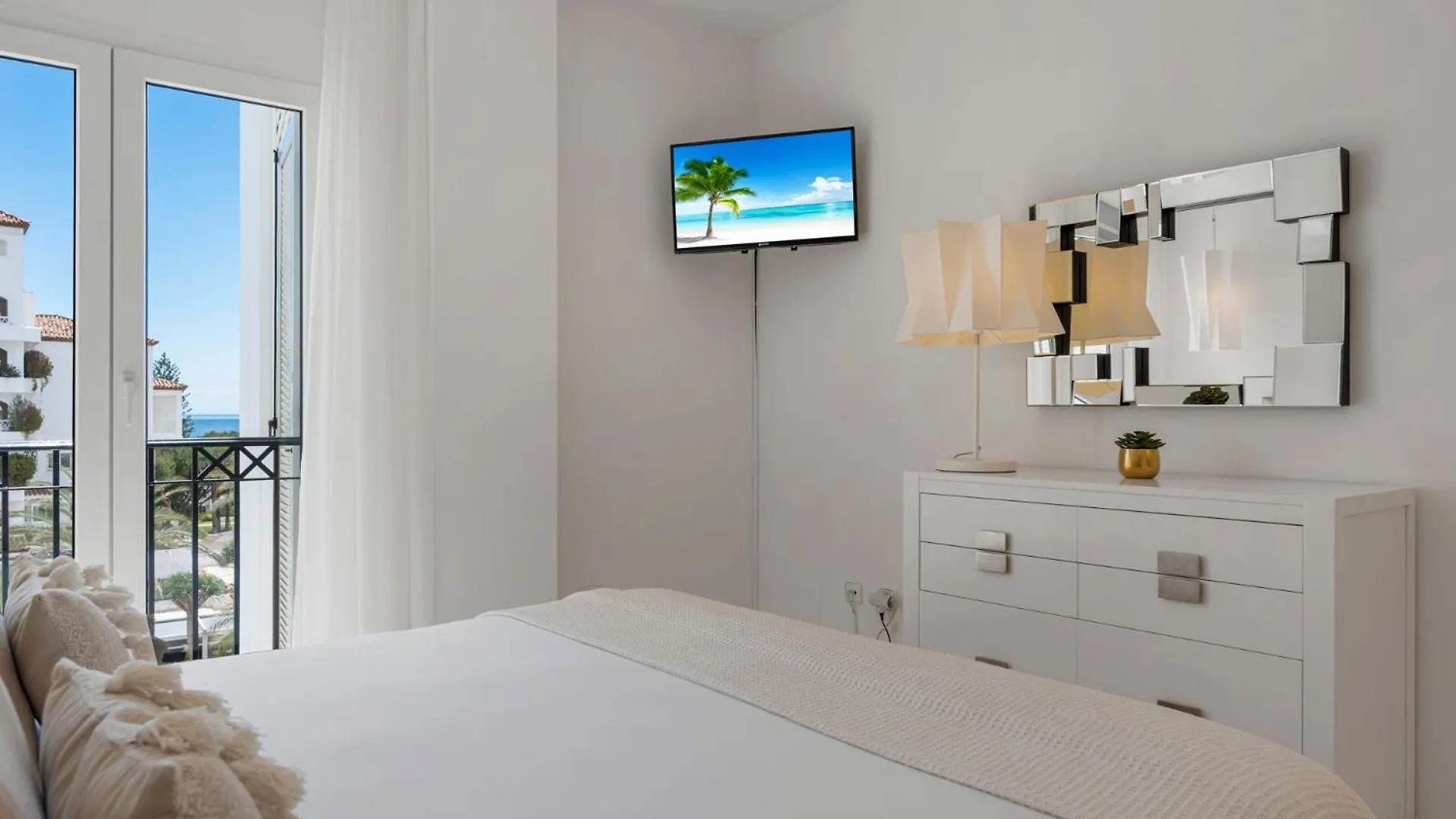 Moderno Y Luminoso Apartamento En Las Gaviotas- Puerto Banus Marbella