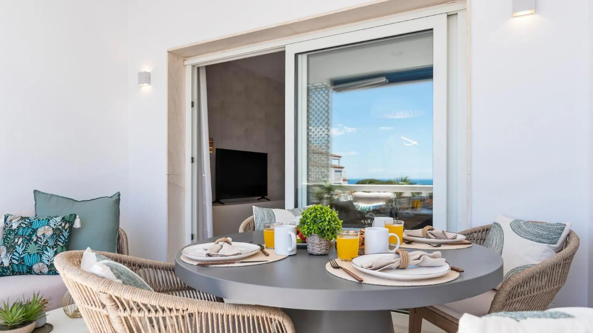 Moderno Y Luminoso Apartamento En Las Gaviotas- Puerto Banus Marbella Apartment