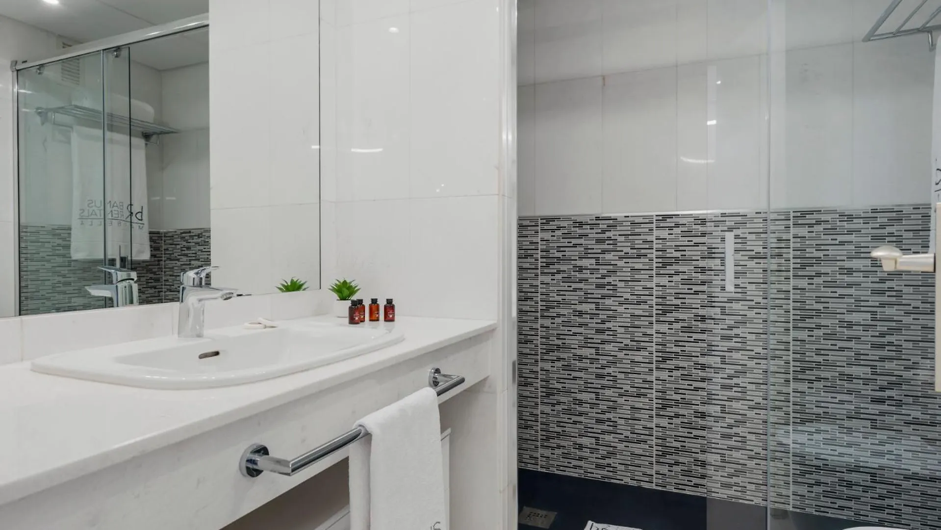 Moderno Y Luminoso Apartamento En Las Gaviotas- Puerto Banus Marbella Apartment