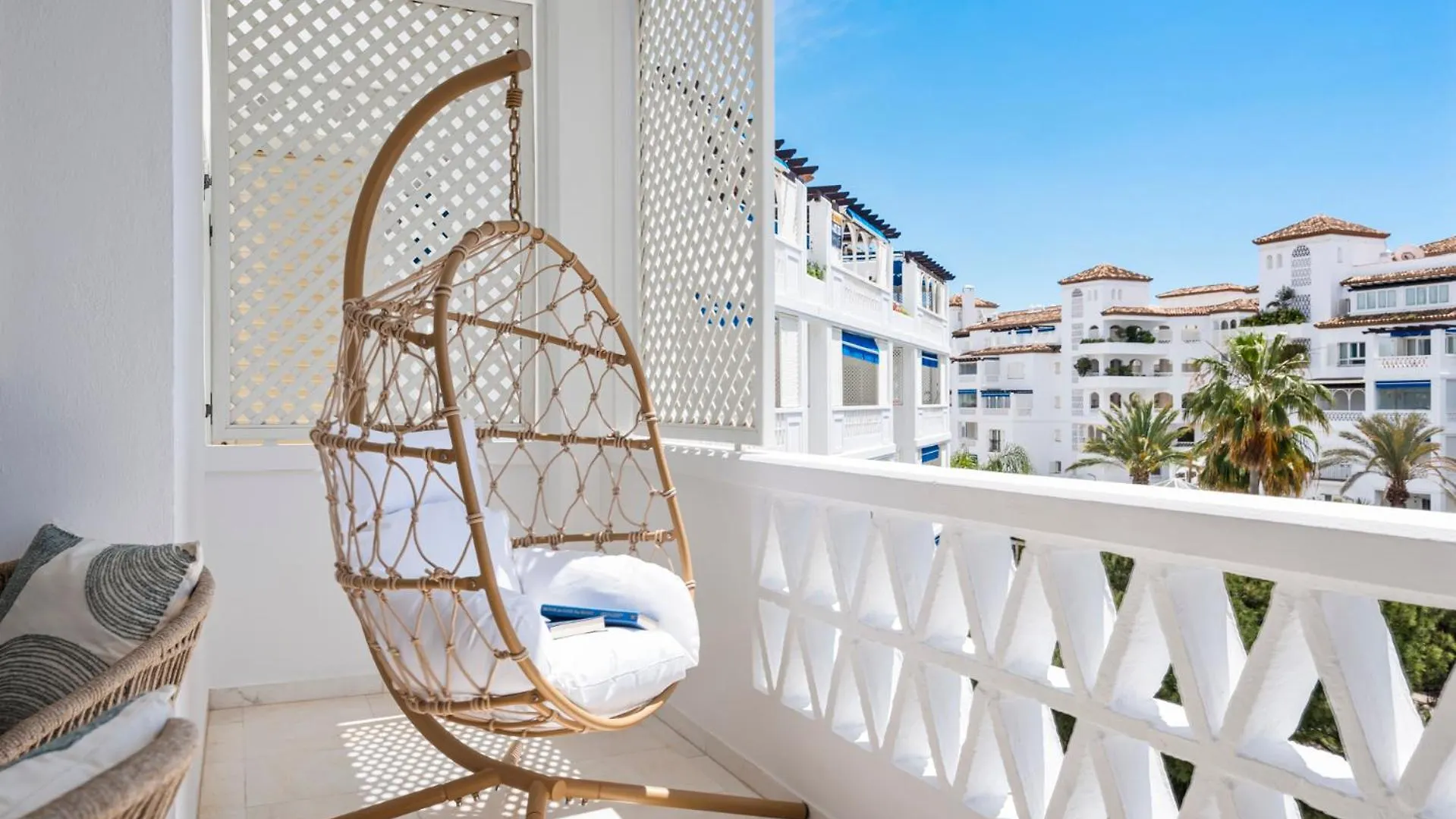 Moderno Y Luminoso Apartamento En Las Gaviotas- Puerto Banus Marbella Appartement